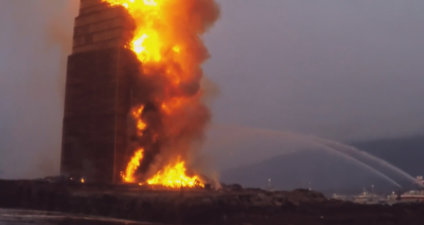 Noruega, viernes 23 de junio de 2017. Verbena de San Juan 2017. Hoguera de San Juan 2017 más alta del mundo, corazón de fiordos noruegos en Slinningsbålet (Noruega). Lasvocesdelpueblo