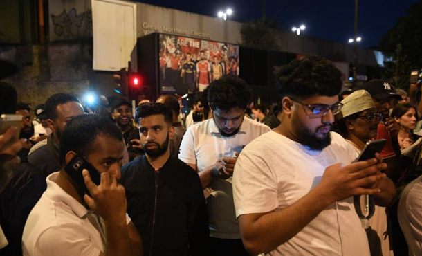Onlookers gather near a police cordon near Finsbury Park, after a van collision incident in north London, Britain, 19 June 2017. According... Efe