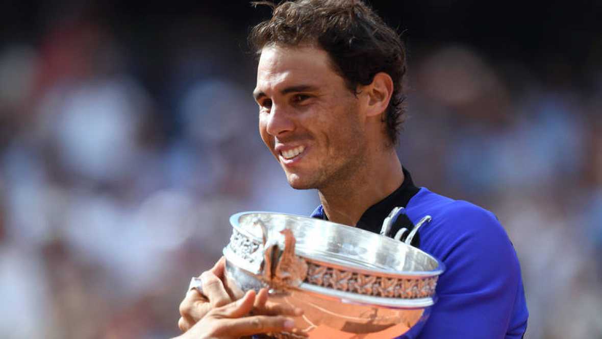 París (Francia), domingo 11 de junio de 2017. Rafa Nadal, con la Copa de los Mosqueteros de su décimo Roland Garros. Afp