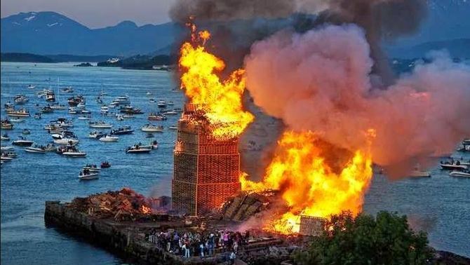 Slinningsbålet (Noruega), sábado 24 de junio de 2017. La hoguera de San Juan más alta, el corazón de los fiordos noruegos. La hoguera del año pasado superó los 47 m. Lasvocesdelpueblo.