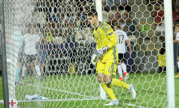 Spain's team goalkeeper KArrizabalaga (C) and goal scorer Mitchell Weiser (R-back) of Germany during the UEFA European Under-21 Soccer Championship final match between Spain. Efe