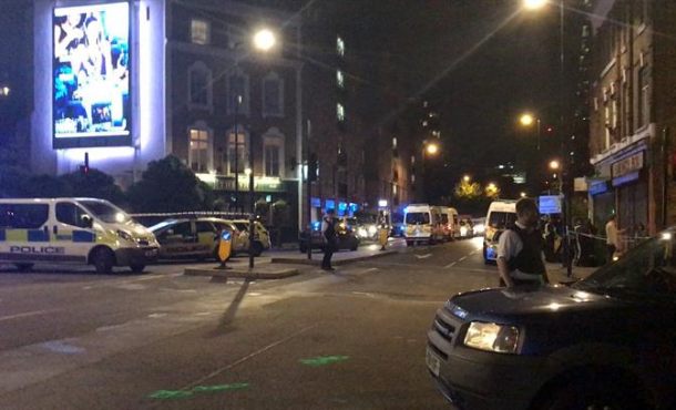 Still from video showing police securing an area near London Bridge after reports of casualties when a van hit pedestrians on the bridge in central London. (Londres) EFE