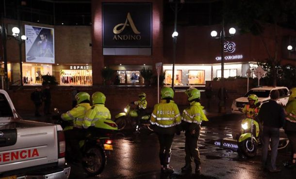 Sábado 17 de junio de 2017. Integrantes de la policía colombiana inspeccionan los alrededores del Centro Comercial Andino en Bogotá (Colombia). Efe.