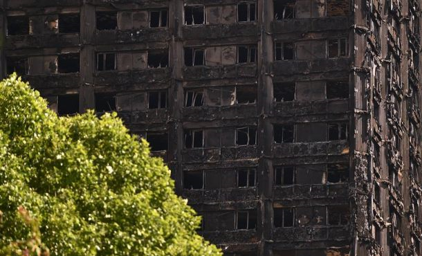 The charred remains of Grenfell Tower, a 24-storey apartment block in North Kensington, London, Britain, 17 June. Efe.
