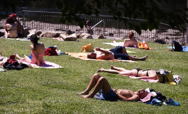 Un grupo de personas disfruta de las altas temperaturas en la zona fluvial del río Miño y las termas de... Efe