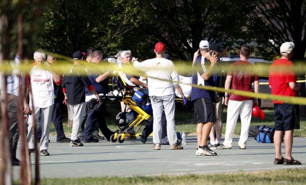 Un hombre es trasladado en camilla en el lugar donde se produjo un tiroteo en Alexandria, Virginia (Estados Unidos), hoy 14 de junio de 2017. Efe.