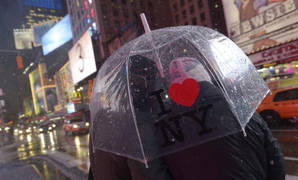 Una pareja pasea bajo un paraguas en el Times Square de Nueva York, Estados Unidos. Archivo Efe.