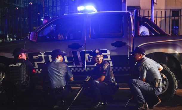 Varios policías filipinos toman posiciones en los alrededores del hotel Resort World Manila en la ciudad de Pasay, al sur de Manila (Filipinas) 2017. Efe