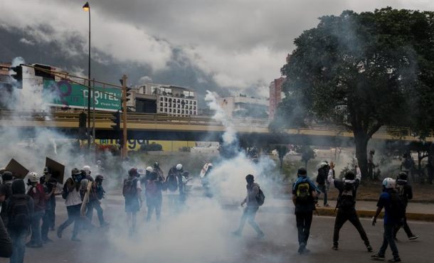 Venezolanos opositores participan en una manifestación hoy, miércoles 7 de junio de 2017, en Caracas (Venezuela). Efe.