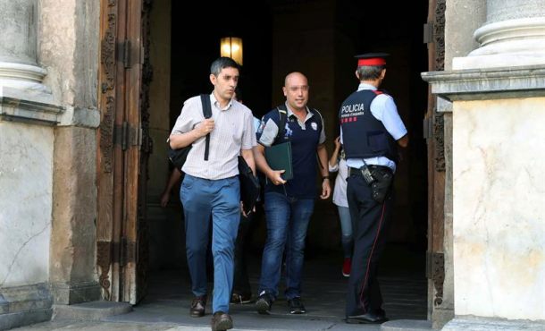 Agentes de la Guardia Civil a su salida esta tarde del Palau de la Generalitat después de ser enviados por el juez del Tribunal Superior de Justicia de Cataluña. Efe