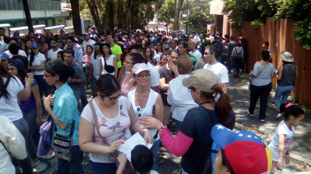 Bello Monte (Caracas) Venezuela, Domingo 16.07.2017. (Lasvocesdelpueblo)-. Largas y interminables colas de ciudadanos que permanecen en la calle... Lasvocesdelpueblo