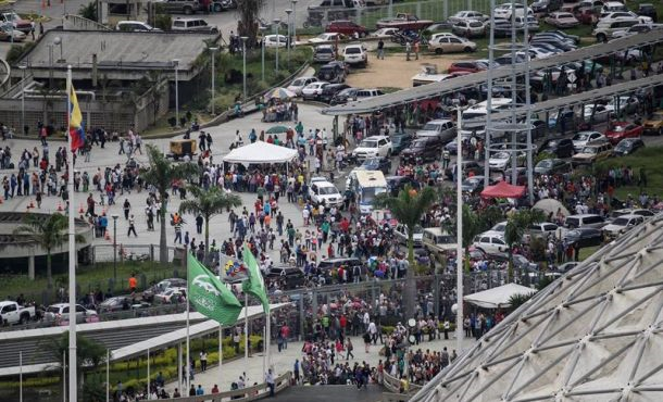 CARACAS, 30.07.2017.Ciudadanos hacen fila para ingresar al centro de votación de contingencia 'El Poliedro' hoy, domingo 30 de julio de 2017, en Caracas (Venezuela). Efe.