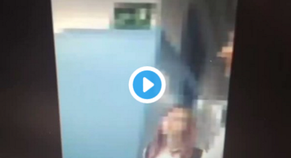 Captura pantalla de las declaraciones del profesor de Lérida grabado en los pasillos del Instituto Gil y Goya, opinando libremente. Lasvocesdelpueblo.