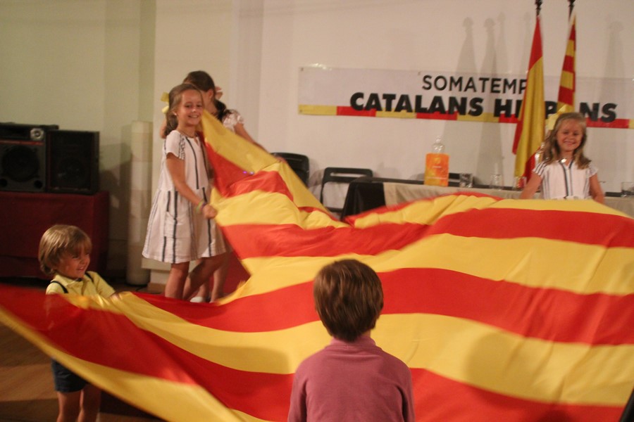 Centro de Barcelona (Cataluña) España, Domingo 09.07.2017. En la imagen, un grupos de niños catalanes ondeando... Lasvocesdelpueblo