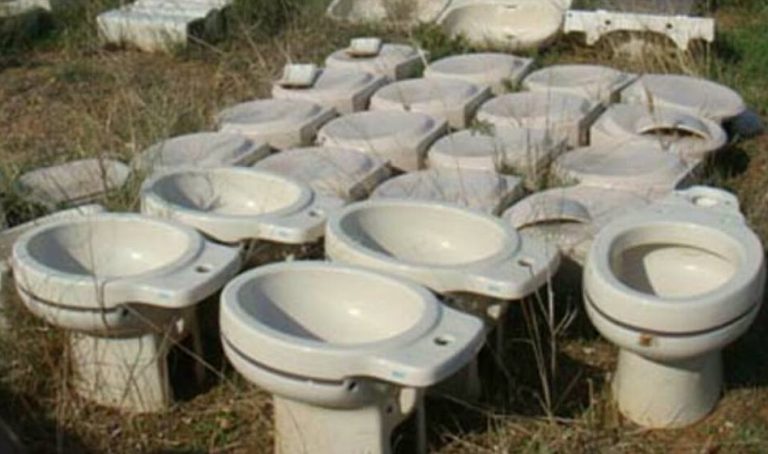 Simulan la llegada de urnas del referéndum de 1-O en recipientes para evacuar el vientre (wáter)