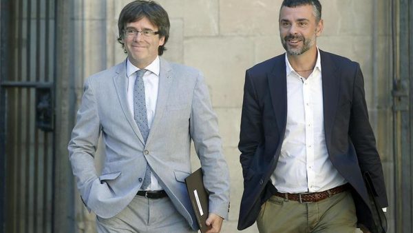 El consejero de Empresa y Conocimiento del Gobierno de la Generalidad de Cataluña, Santi Vila (d) junto al presidente de la Generalidad de Cataluña, Carles Puigdemont (i). Archivo Efe.