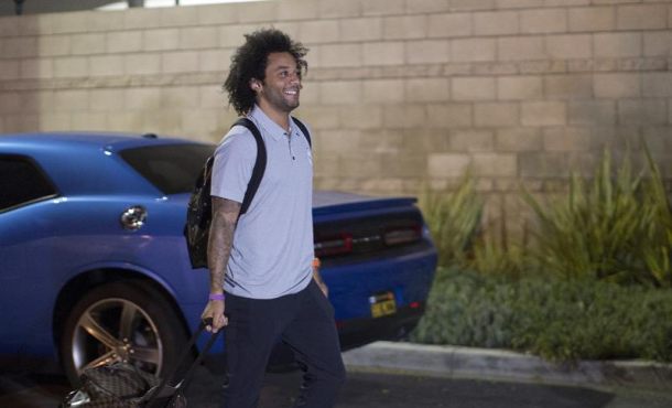 El defensa brasileño del Real Madrid Marcelo Vieira a su llegada anoche al aeropuerto internacional de Los Ángeles donde el equipo inicia hoy la primera fase de pretemporada. Efe.