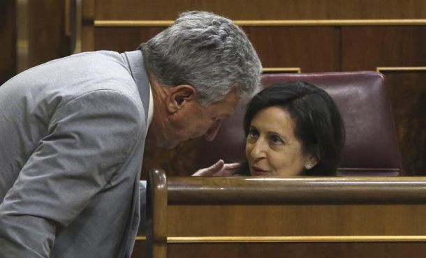 El diputado de Nueva Canarias Pedro Quevedo (i), conversa con la socialista Margarita Robles durante el pleno del Congreso donde hoy se debate y aprueba el acuerdo. Efe