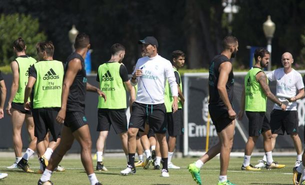 El director técnico del Real Madrid, Zinedine Zidane (c), orienta a sus jugadores durante un entrenamiento hoy, viernes 14 de julio de 2017. Efe.