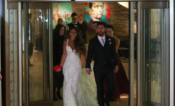 El jugador argentino Lionel Messi (i) y su esposa, Antonella Rocuzzo, tras casarse en Rosario (Argentina). Efe.