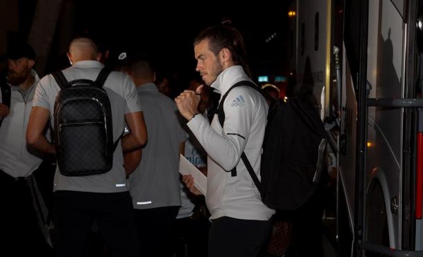 El jugador del Real Madrid Gareth Bale (d) baja del autobús durante la llegada de todo el equipo al Hotel Mandarin este jueves 27 de julio de 2017, en Miami (EE.UU.). Efe