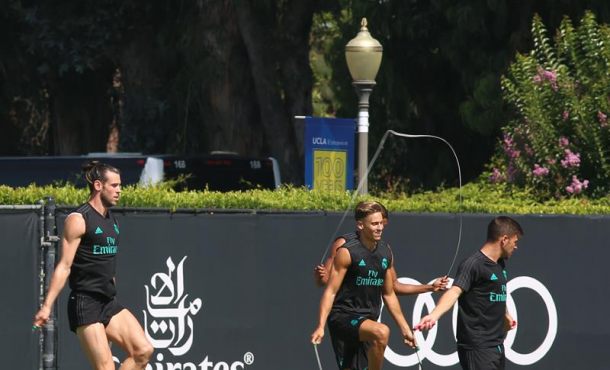 El jugador del Real Madrid Gareth Bale (i) entrena durante una práctica del equipo en las instalaciones de la Universidad de California (UCLA). Efe.