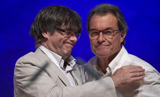 El presidente de la Generalitat, Carles Puigdemont (i), junto al expresidente Artur Mas (d), durante el consejo nacional extraordinario. Efe