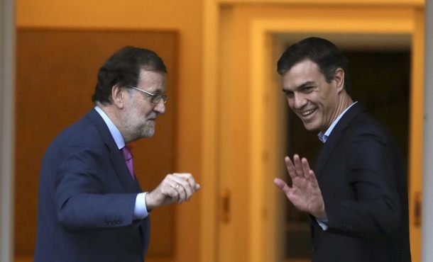 El presidente del Gobierno, Mariano Rajoy (i), y el secretario general del PSOE, Pedro Sánchez (d), se han reunido hoy, 06.07.2017, en el Palacio de la Moncloa. Efe.