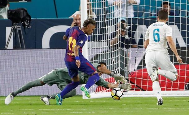 Estadio Hard Rock de Miami, Florida (EE.UU.), SÁBADO 29.07.2017. El jugador del F.C. Barcelona Neymar (i) en acción frente al portero del Real Madrid Keylor Navas (c) hoy, 20.07.2017. Efe