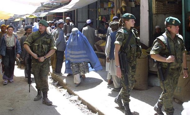 Fotografía facilitada por el Ministerio de Defensa de miembros de unidades de montaña patrullan a pie un mercado en una localidad afgana. Efe.