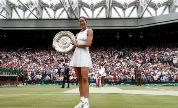 Garbine Muguruza of Spain celebrates with the trophy after winning the ladies final match against Venus Williams of the USA during the Wimbledon Championships. Efe.