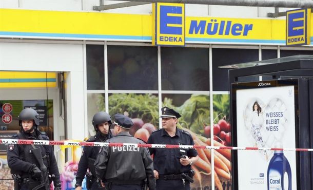 Hamburgo (Alemania), viernes 28.07.2017. La policía monta guardia frente a un supermercado en Hamburgo (Alemania). Efe.
