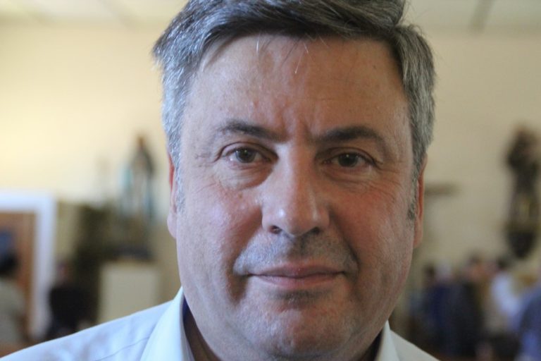 El líder de VOX Cataluña arropa al cura de Hospitalet y pide actuar contra el separatismo