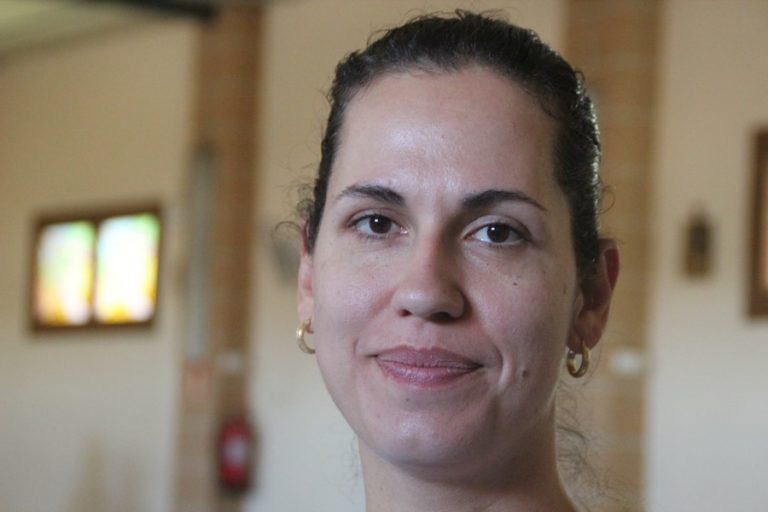 Una madrileña viaja a Cataluña para defender a «mi patria» y apoyar al «perseguido» cura Custodio