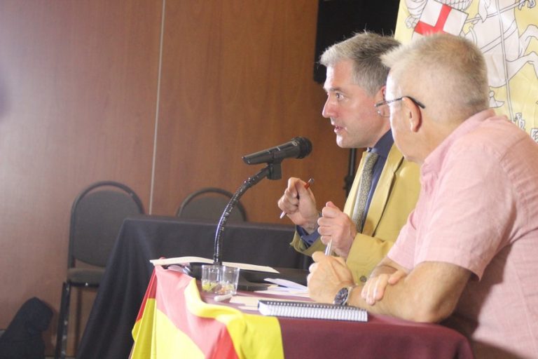 Un profesor: «La dejación de competencias educativas» es «traición» de sentimientos nacionales