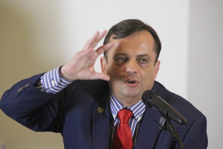 Doctor en Historia: Decir «Lérida o Leyda, Gerona o Girona y Catalunia, hablando catalán es correcto»