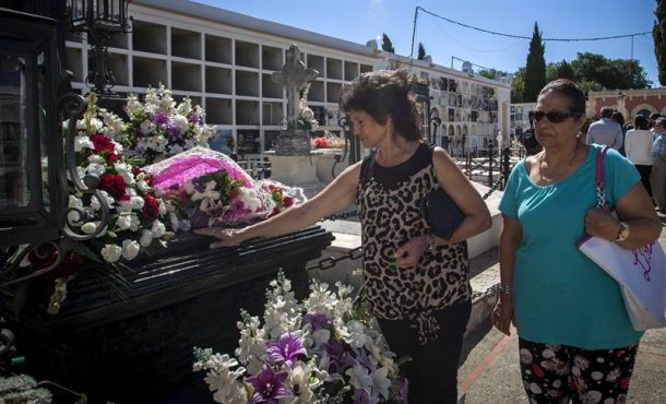 Isabel (d) y Rosario Monje las hermanas de José Monje Cruz, Camarón de la Isla, depositan una ofrenda floral, con motivo de la conmemoración del 25 aniversario de la muerte del cantaor. Efe.