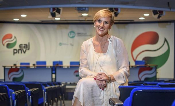 Itxaso Atutxa, presidenta del PNV deb Vizcaya, posa, en la sede del PNV Sabin Etxea (Bilbao), durante una entrevista con la Agencia Efe. Imagen Efe.