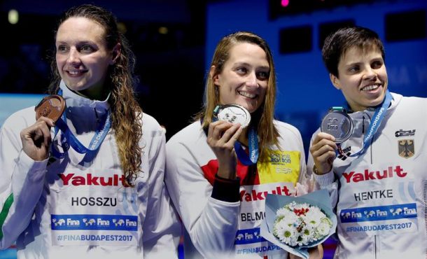 La nadadora española Mireia Belmonte, que fue oro, la alemana Franziska Hentke (d), que fue plata, y la húngara Katinka Hosszu (i), que fue bronce. efe.
