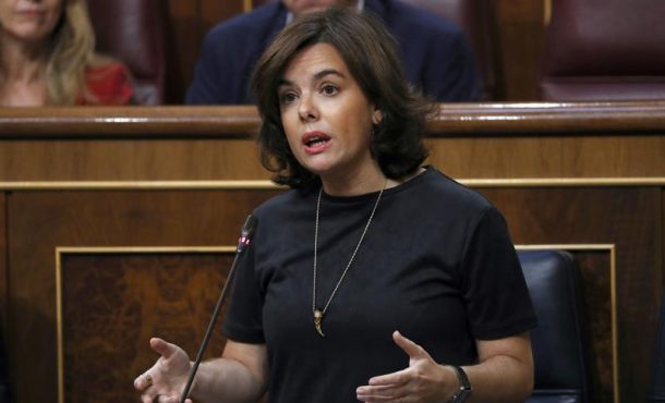 La vicepresidenta del Gobierno, Soraya Sáenz de Santamaría, durante su intervención en la sesión de control al Ejecutivo, hoy en la Cámara Baja . Efe.
