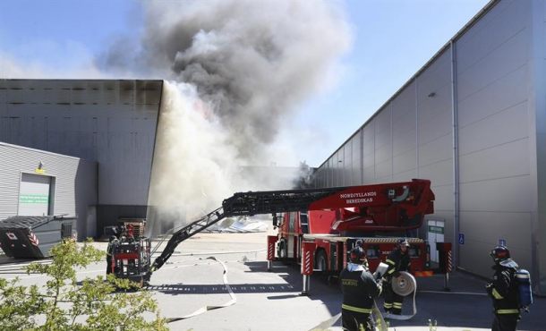 Los Cuerpos de Socorro advirtieron que hay personas atrapadas en el inmueble y que sus unidades se desplazan a la zona para atender la emergencia junto a los Bomberos de El Salvador. Efe.