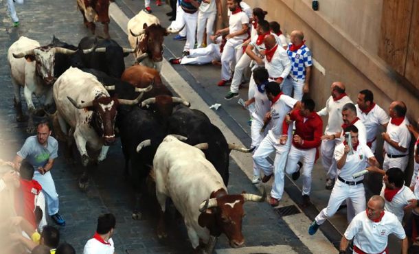 Los toros de la ganadería madrileña de Victoriano del Río protagonizan hoy , miércoles 12 de julio de 2017,su octava participación en el encierro y en la Feria de Pamplona. Efe.