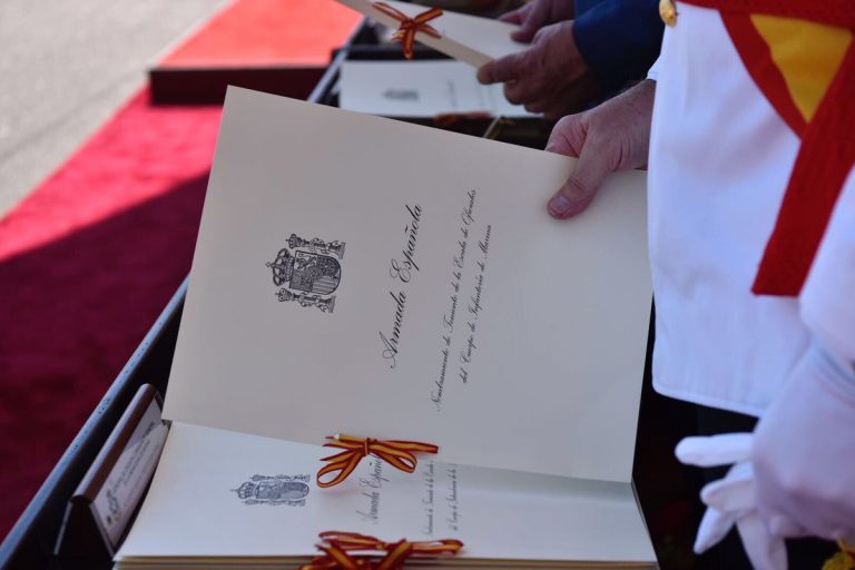 196 alumnos (41 mujeres) reciben Despachos de Oficial de Armada y 67 juran bandera en Pontevedra