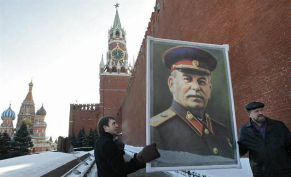 Moscú (rusia), 26 de junio de 2017. Dos rusos muestran el retrato del soviético Stalin. Efe