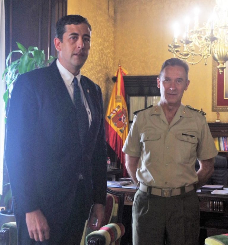Inspector General del Ejército nombrado «Caballero de Honor» por la Unión Monárquica de España