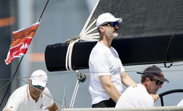 Rey Felipe VI navegando en el Aifos durante la jornada de entrenamiento previa a la 36ª Copa del Rey MAPFRE en el Real Club Náutico de Palma,que comienza mañana. Efe.