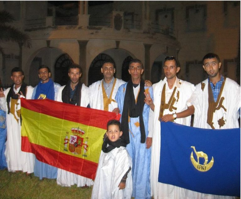 FOTOGRAFÍA.. Tiznit (Marruecos), MARTES 25.07.2017. Imagen del patriota español Mohammed Amazuz (cuarta posición a la derecha), hijo de militar del Ejército de España en la colonia española de Sidi Ifni, con sus colegas y activistas de derechos humanos frente a la prisión local en Tiznit (Marrueco). Lasvocesdelpueblo (Ñ Pueblo).
