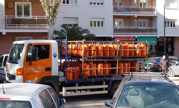Un camión de reparto de gas butano en un barrio madrileño. Archivo Efe.