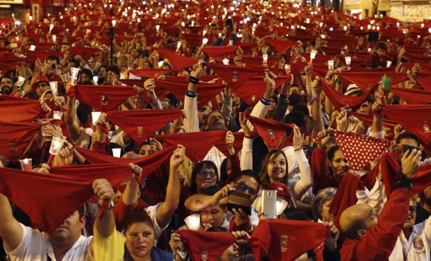 de personas han entonado en diferentes puntos de Pamplona el tradicional 'Pobre de mí' para despedir así los Sanfermines 2017 Efe.