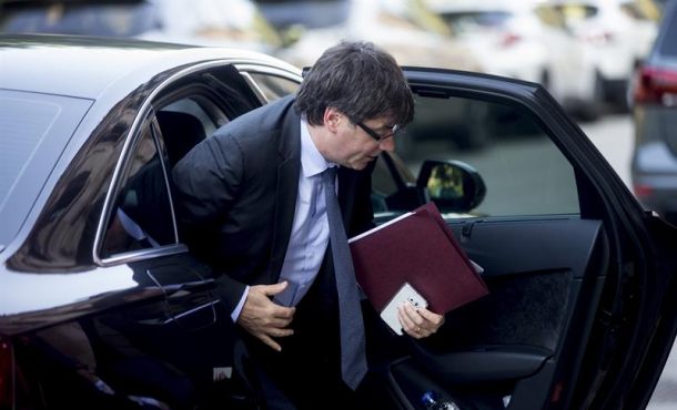 l presidente de la Generalidad de Cataluña, Carles Puigdemont a su llegada esta mañana a la sesión de control del parlamento de Cataluña. Efe